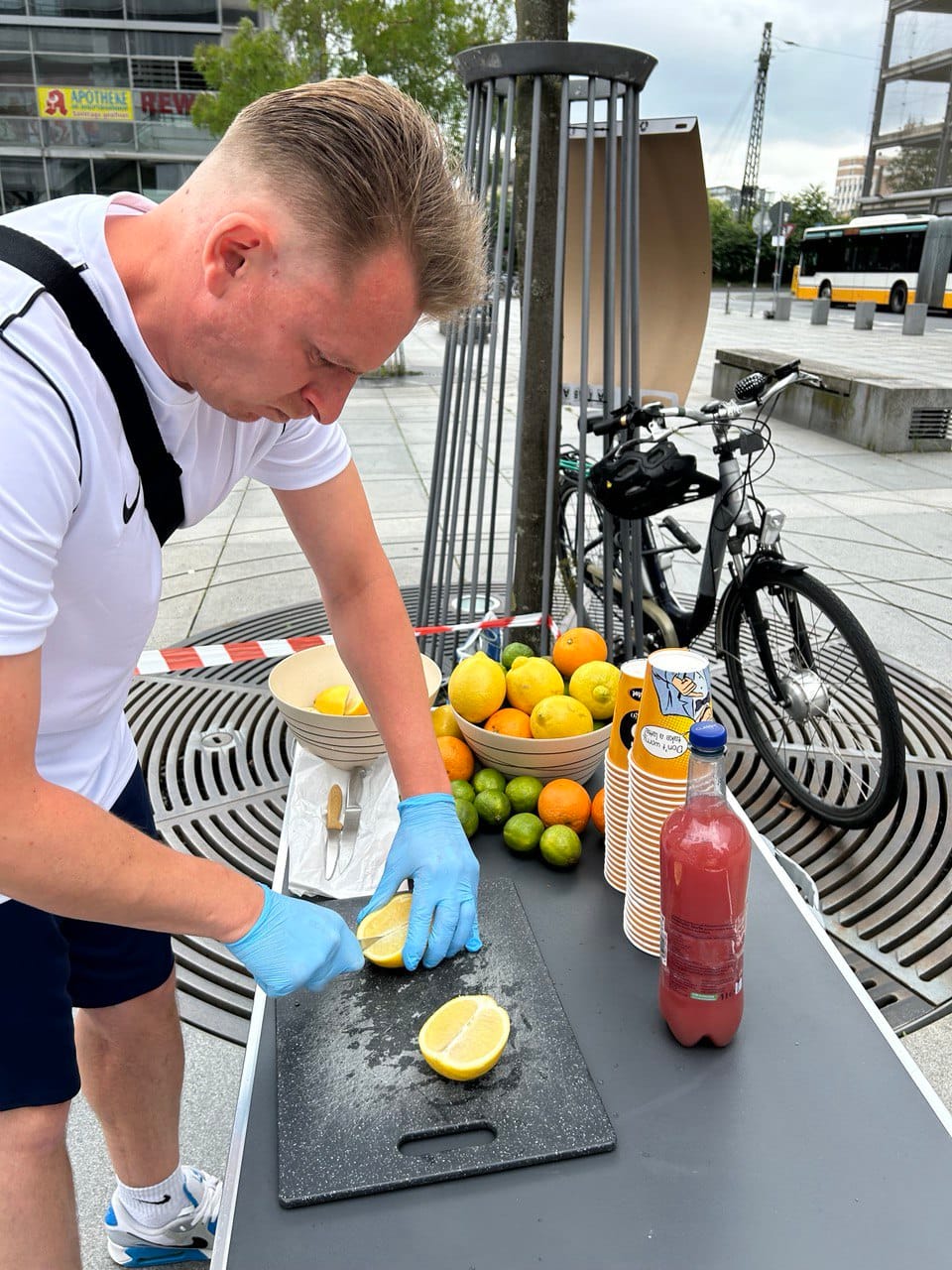 Basti als (Saft)Barkeeper