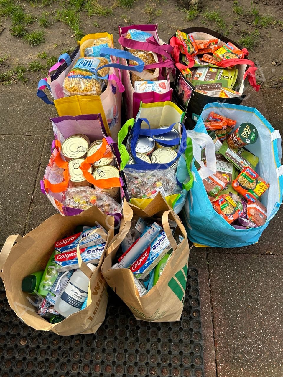 Versorgung von Menschen mit Lebensmitteln, Hygieneartikeln und mehr