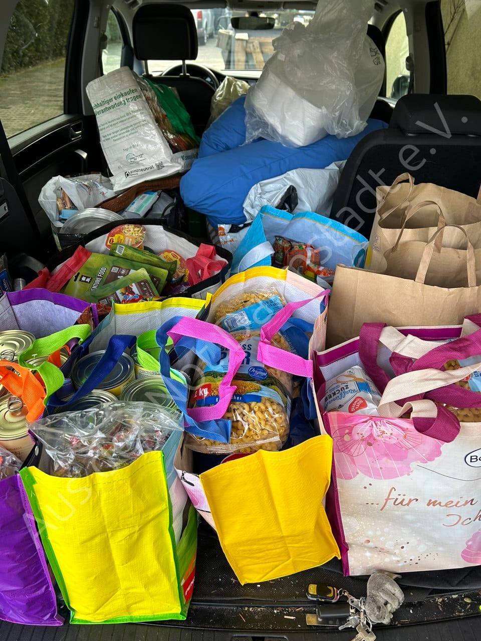 Versorgung von Menschen mit Lebensmitteln, Hygieneartikeln und mehr