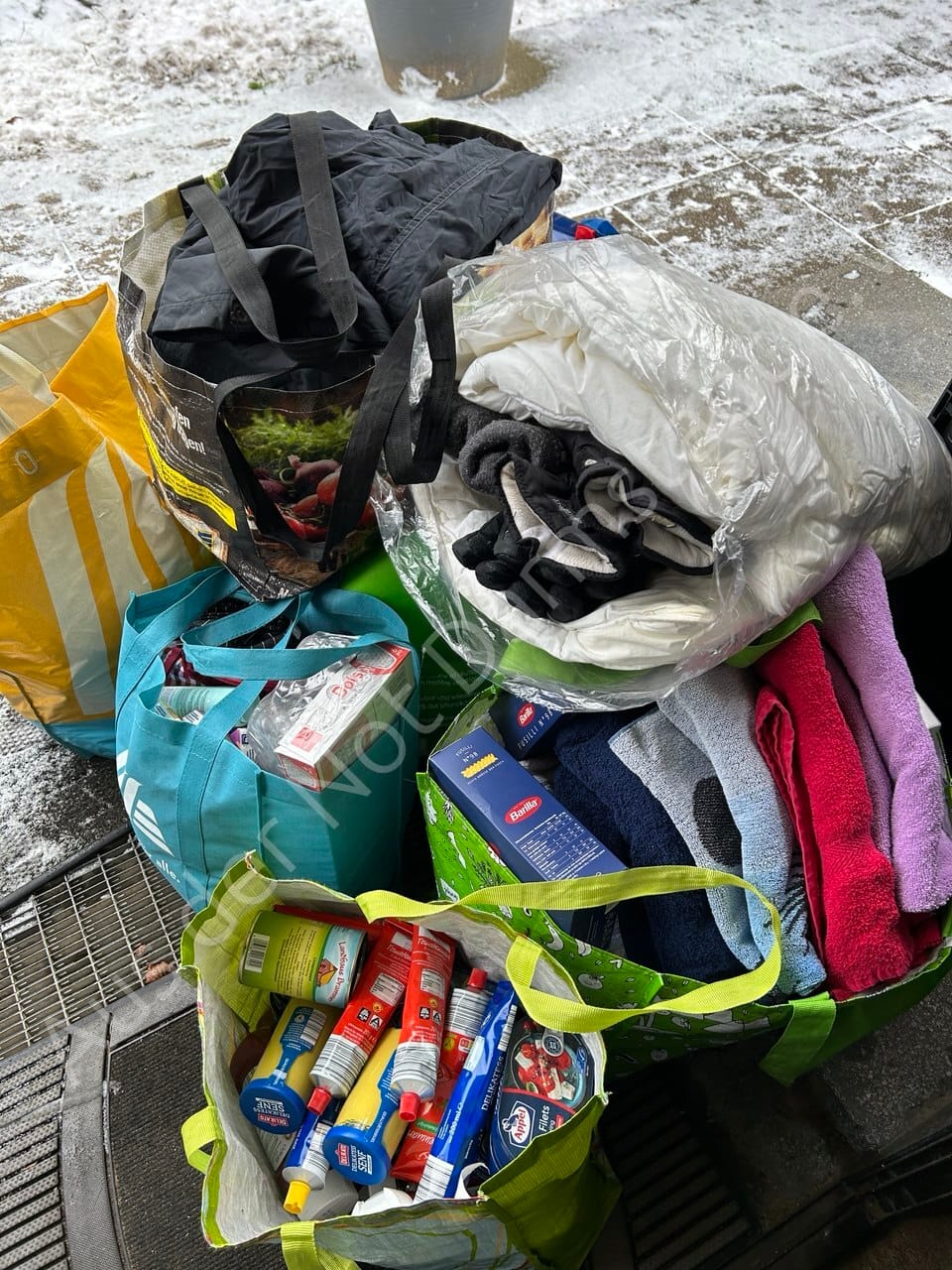 Versorgung von Menschen mit Lebensmitteln, Hygieneartikeln und mehr