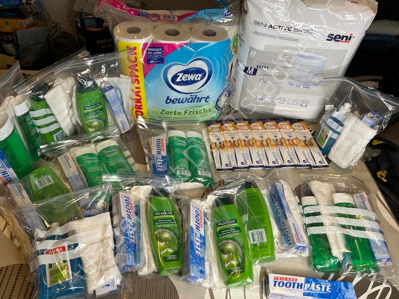 Versorgung von Menschen mit Lebensmitteln, Hygieneartikeln und mehr