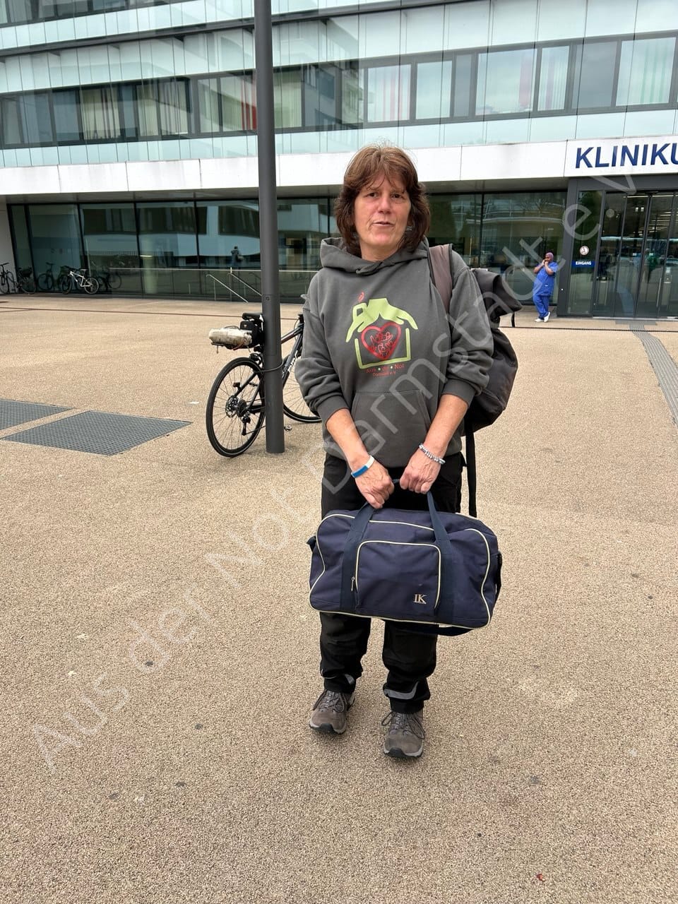 Da sitzt die 69 jährige Rentnerin im Schlafanzug am Hauptbahnhof