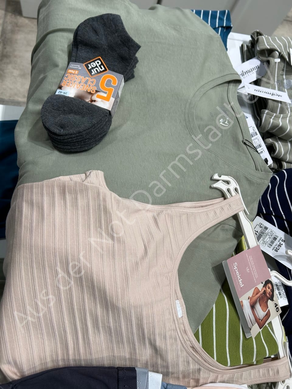 Da sitzt die 69 jährige Rentnerin im Schlafanzug am Hauptbahnhof