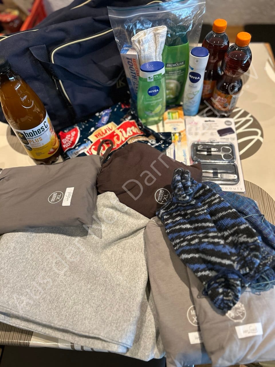 Da sitzt die 69 jährige Rentnerin im Schlafanzug am Hauptbahnhof