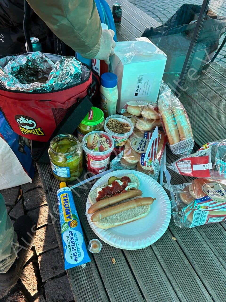 Hot-Dog-Essen am Hauptbahnhof