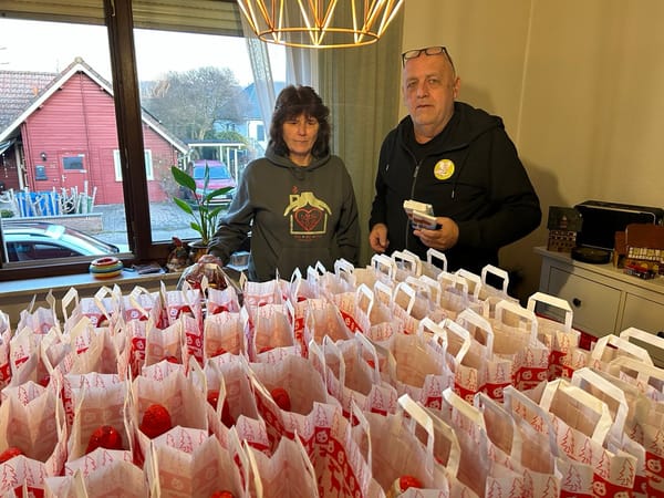 Geschenktüten für bedürftige Menschen packen