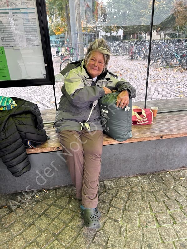 Da sitzt die 69 jährige Rentnerin im Schlafanzug am Hauptbahnhof