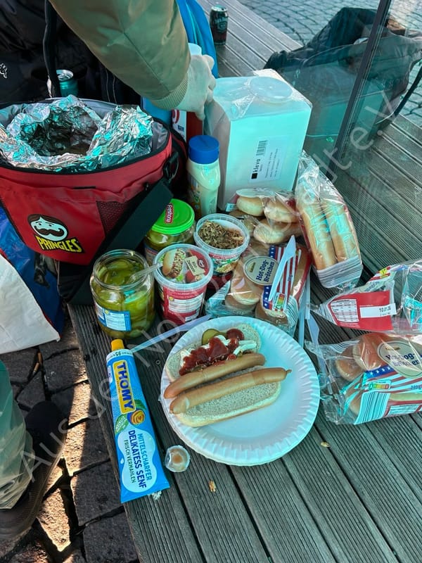 Hot-Dog-Essen am Hauptbahnhof